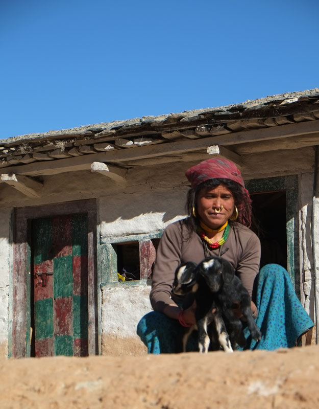 Eine Bäuerin in Biyee, Mugu, präsentiert ihre Ziegenkitze