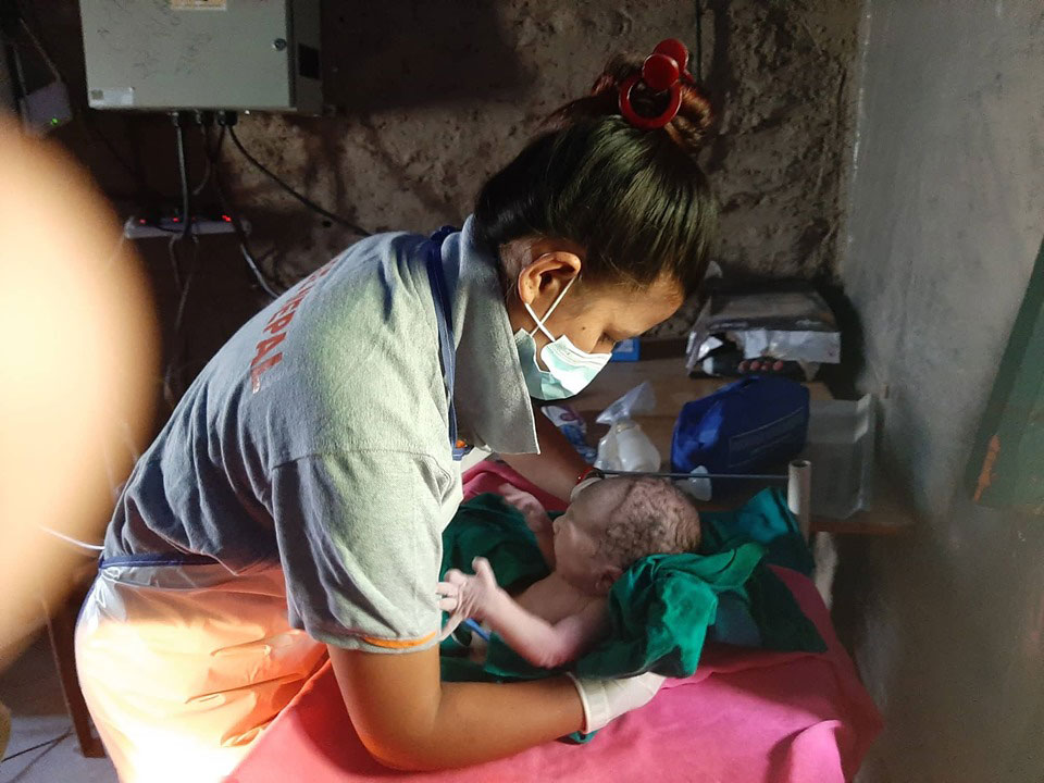 Ein erstes Baby im neuen Geburtsraum in Bihee, Mugu