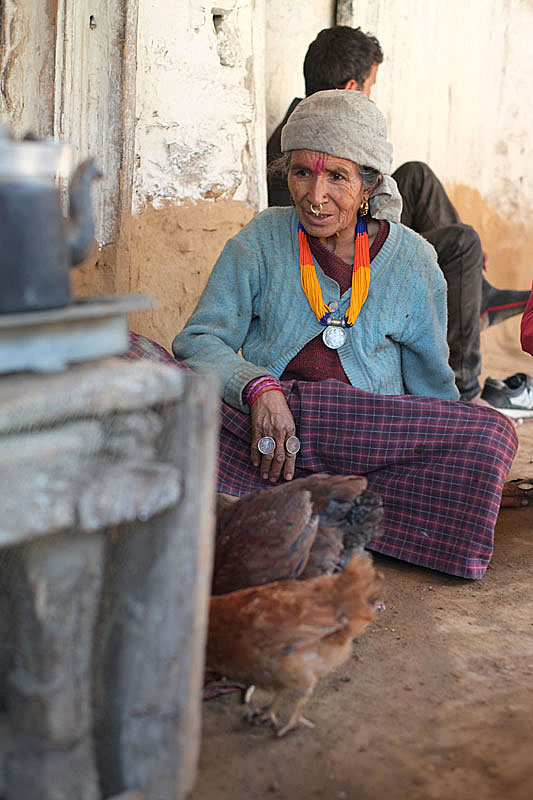 Sardevi Bumi, eine der Teilnehmerinnen am PHASE-Programm in Sipa (Mugu), mit ihren Hühnern